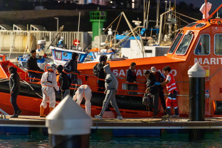 Rescatan a 65 migrantes de una lancha en aguas de Lanzarote