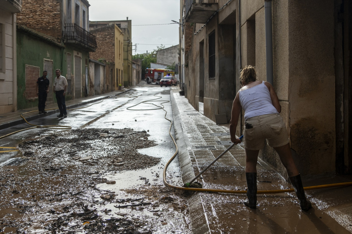 EuropaPress 5416203 varios vecinos trabajan zonas afectadas lluvias septiembre 2023 santa