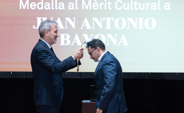 Juan Antonio Bayona, reconocido con la Medalla de Oro al Mérito Cultural en Barcelona