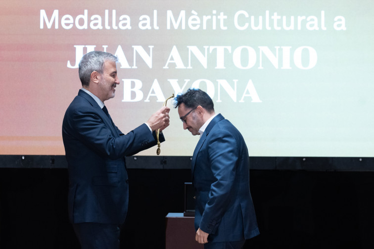 Juan Antonio Bayona, reconocido con la Medalla de Oro al Mérito Cultural en Barcelona