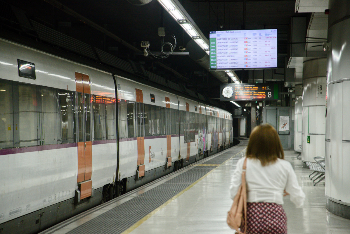 Archivo - Pasajera en el anden de los trenes de Renfe Rodalies