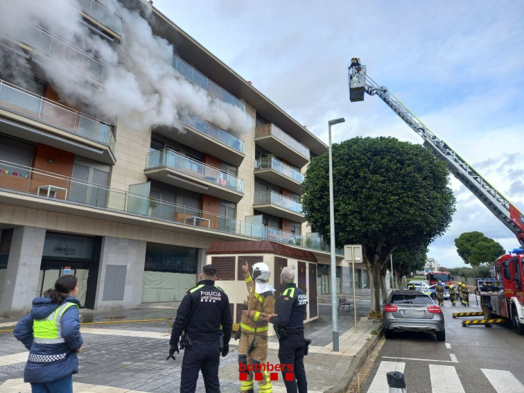 Cuatro heridos por inhalación de humo tras el incendio en un piso de Vilafortuny