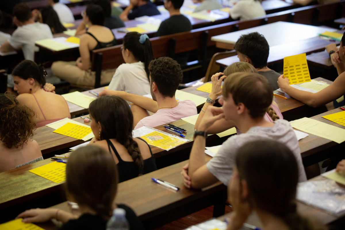 Archivo - Varios alumnos antes de comenzar uno de los exámenes de las pruebas de acceso a la universidad del año 2022 en Cataluña, en la Facultad de Economía y Empresa de la Universidad de Barcelo