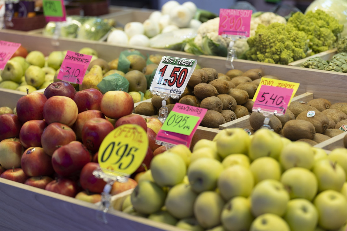 EuropaPress 5056129 manzanas otras frutas fruteria puesto mercado 15 marzo 2023 madrid espana