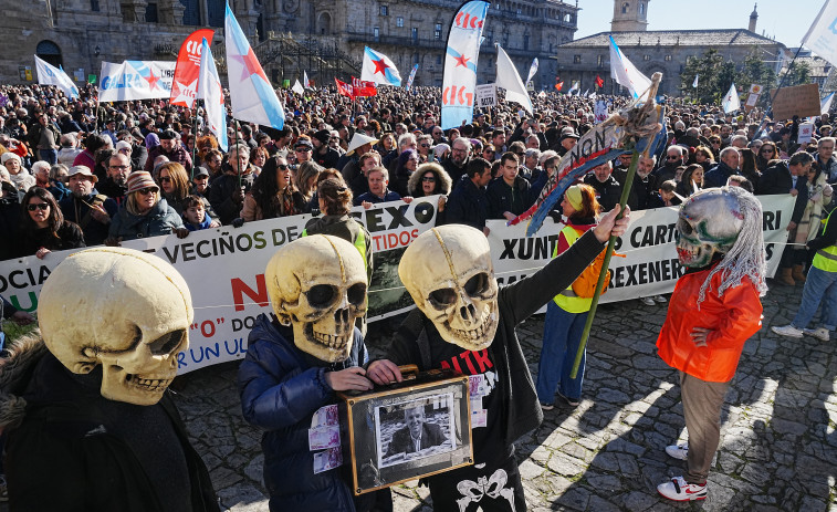 Miles de personas desbordan el Obradoiro en rechazo de Altri: 