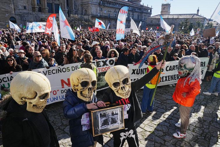 Miles de personas desbordan el Obradoiro en rechazo de Altri: 