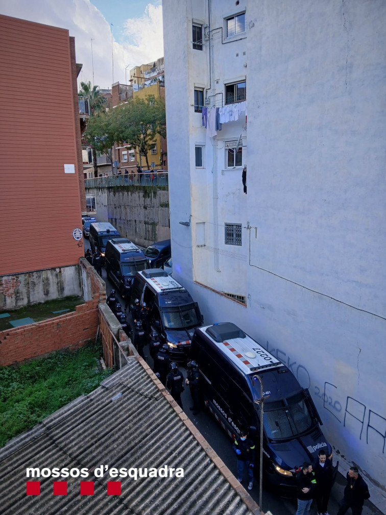 Cuatro detenidos por encerrar a un hombre durante 12 horas y agredirlo en Barcelona