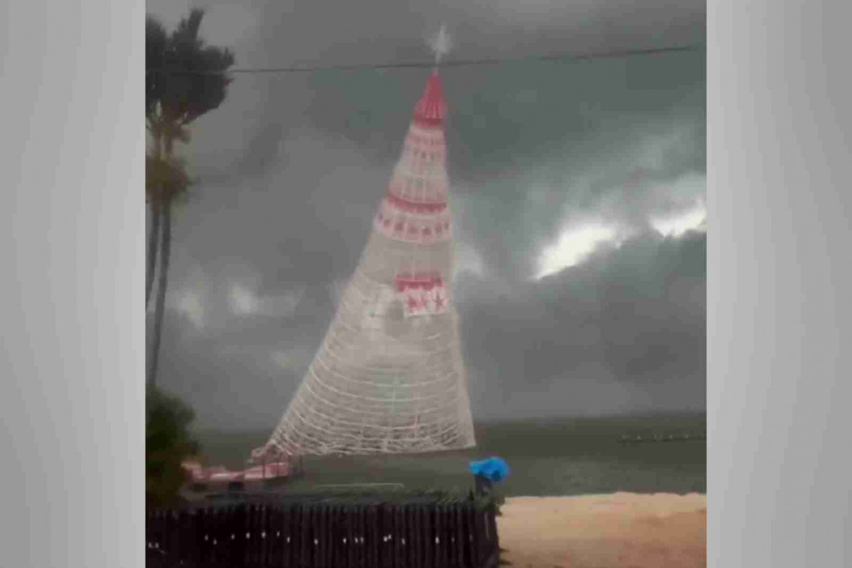 El árbol de Navidad derrumbándose en Río de Janeiro