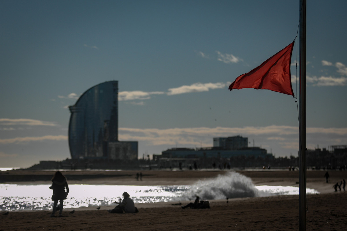 Archivo - Bandera roja a causa del temporal en la playa de la Barceloneta