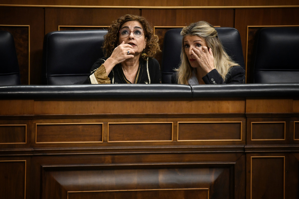 (I-D) La vicepresidenta primera y ministra de Hacienda, María Jesús Montero, y la vicepresidenta segunda y ministra de Trabajo y Economía Social, Yolanda Díaz, durante un pleno en el Congreso de l