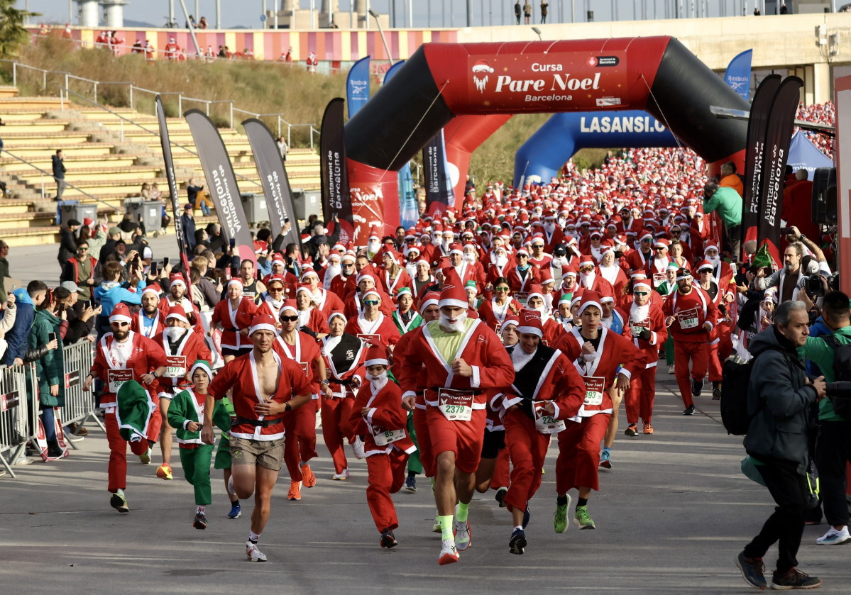 EuropaPress 6420920 carrera papa noel barcelona 22 diciembre 2024