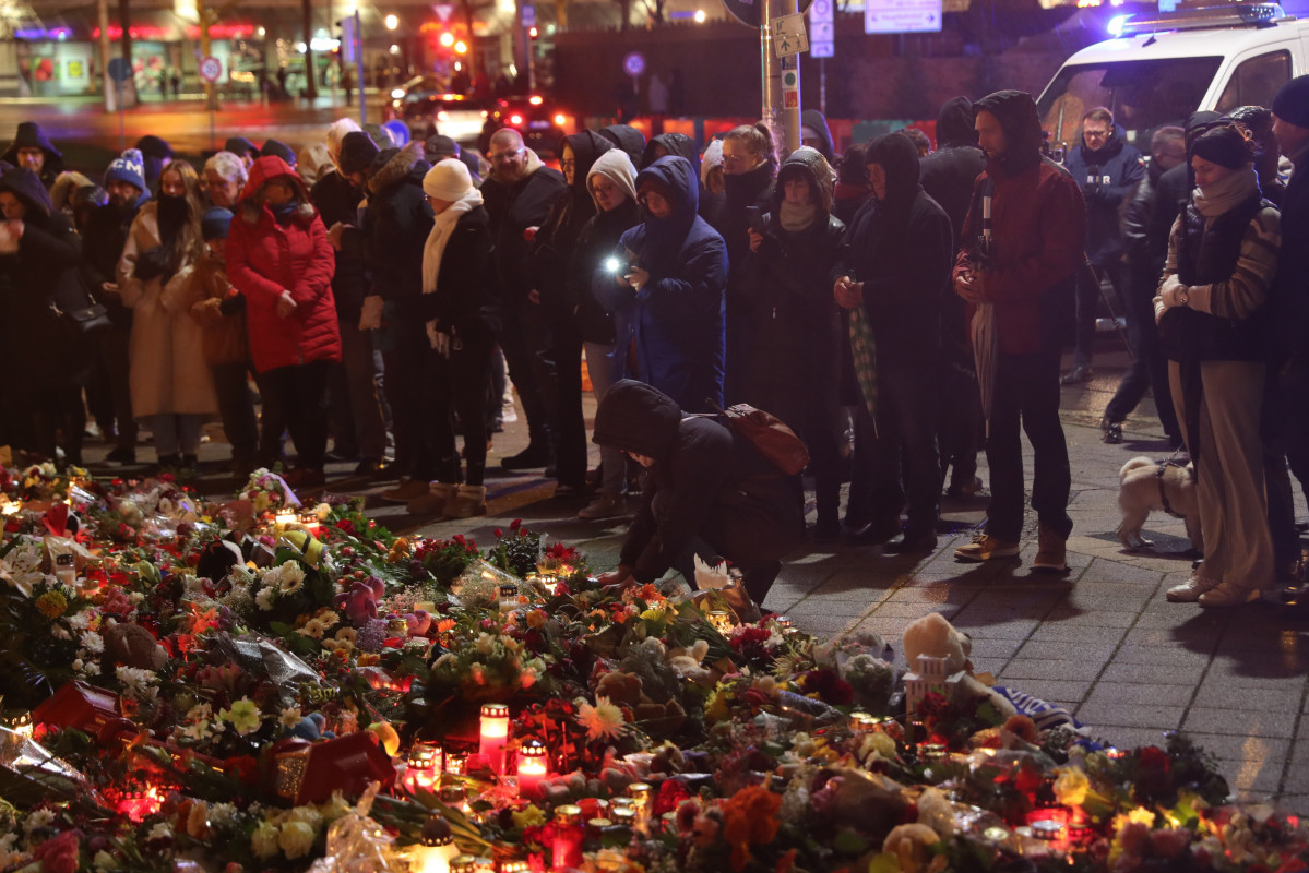 EuropaPress 6420350 magdeburg dec 22 2024    people gather to mourn the victims of car ramming