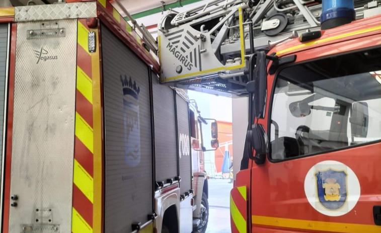 Un hombre se cuela en el parque de Bomberos, roba un camión y lo estampa contra otro vehículo