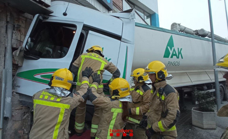 Impactante accidente en Tàrrega: un camión se empotra contra una cafetería en la Plaza Riambau