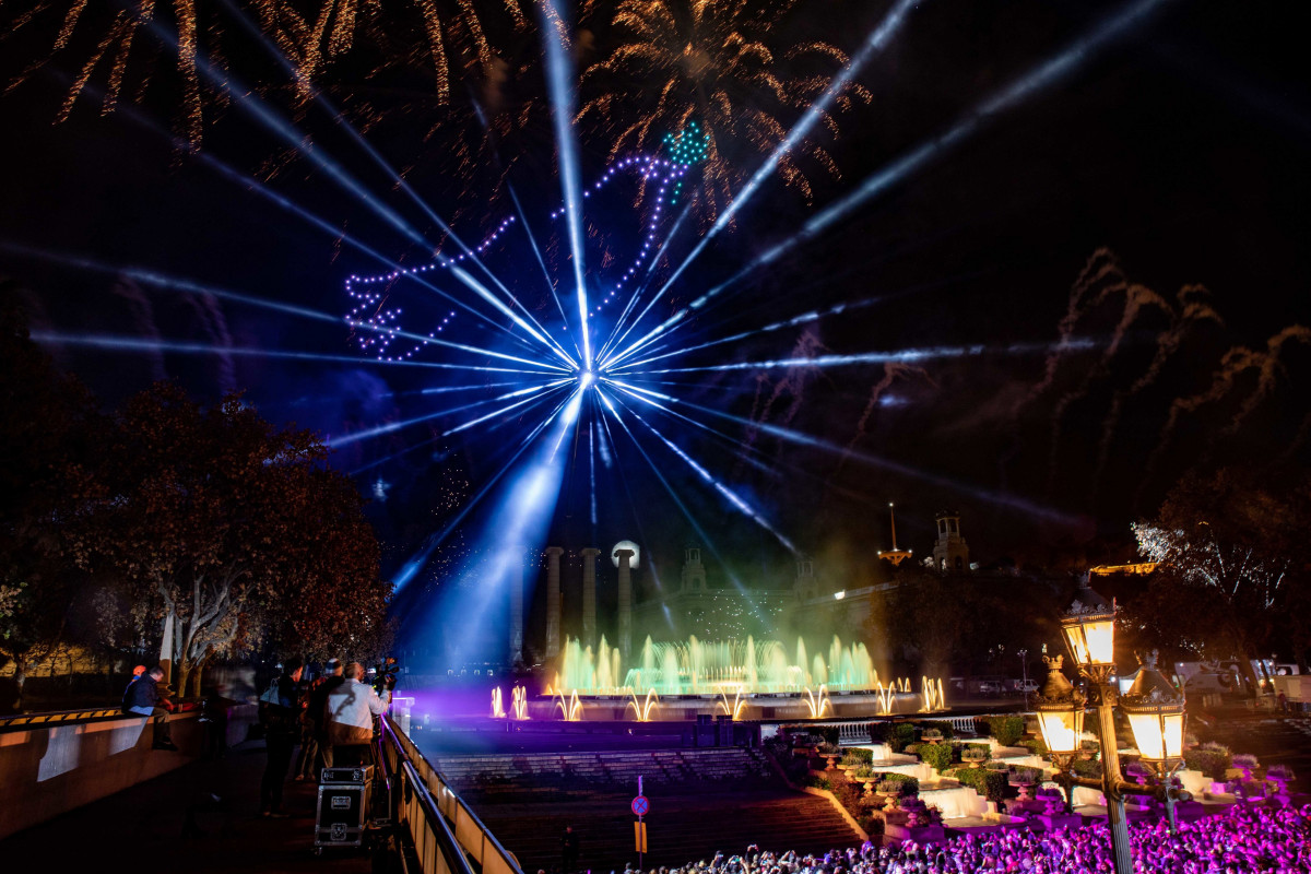 Archivo - Verbena de Año Nuevo, en Avenida María Cristina, a 1 de enero de 2023, en Barcelona, Cataluña (España). La noche de Fin de Año en Montjuic vuelve a la normalidad tras la pandemia con un