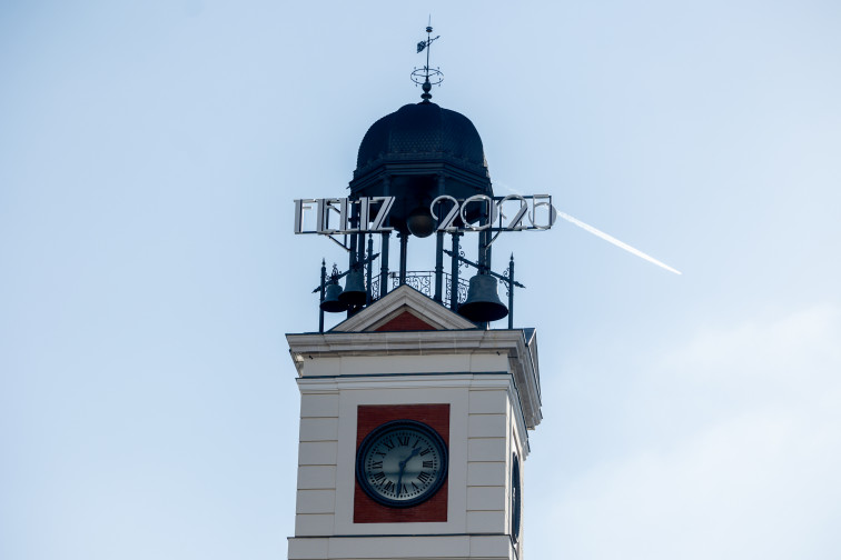 El reloj de la Real Casa de Correos estrena nuevo cartel luminoso para dar la bienvenida al 2025