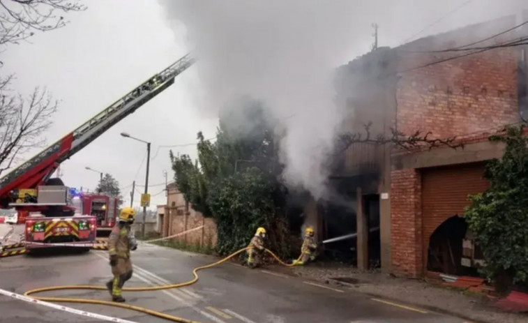 Arde completamente una casa abandonada en Gualda