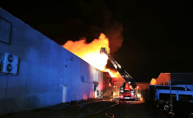 Controlado el incendio que ha quemado una nave en Igualada