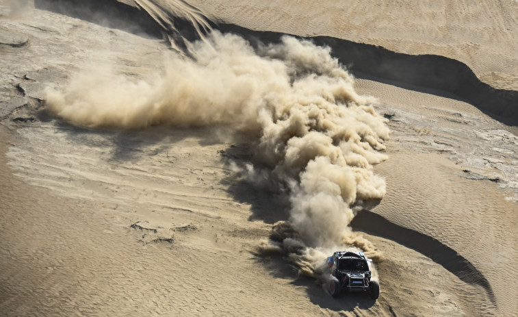 Carlos Sainz se aleja en el Dakar y Cristina Gutiérrez se despide tras una cruel crono de 48 horas