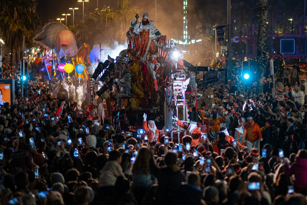 EuropaPress 6435745 carrozas cabalgata reyes magos enero 2025 barcelona catalunya espana ano