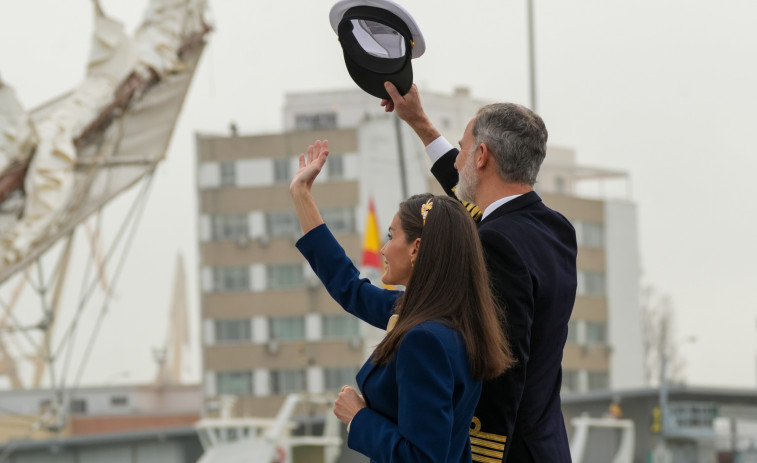 Los Reyes despiden emocionados en Cádiz a Leonor, que zarpa en el buque escuela Juan Sebastián Elcano