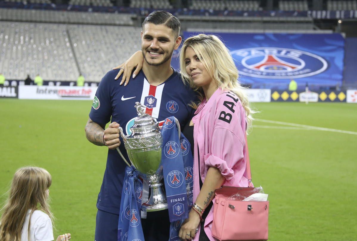 EuropaPress 3250164 mauro icardi of psg and his wife wanda nara celebrate the victory following