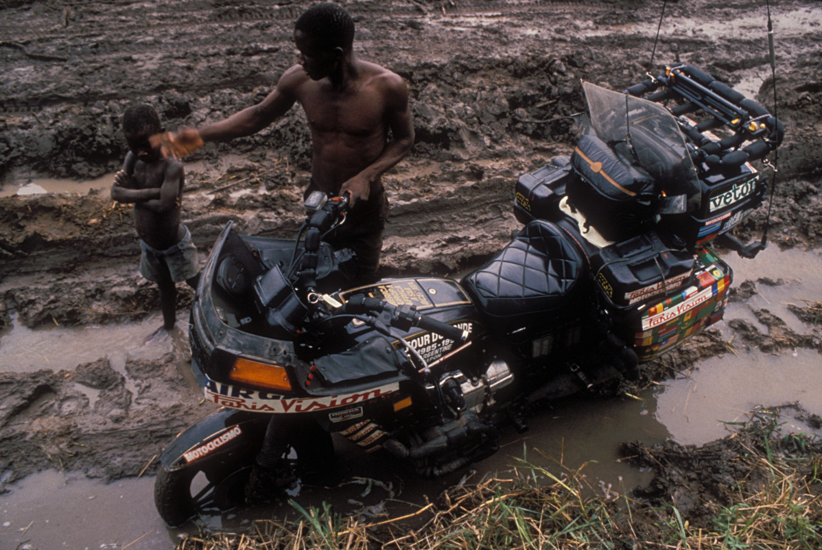 AFRICA MOTO enterrada en el barro