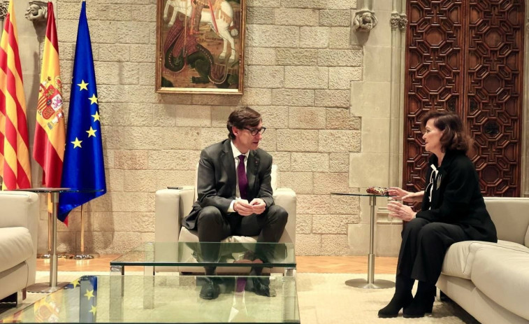 Salvador Illa recibe a Carmen Calvo en el Palau de la Generalitat