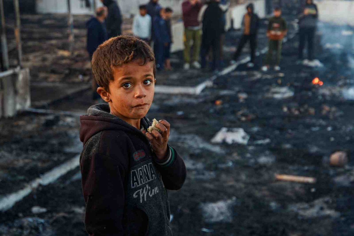 Escenas de la extensa destrucción causada por el bombardeo israelí que tuvo como objetivo el Café y Cafetería Lorance en la playa de la ciudad de Deir al Balah en el centro de la Franja de Gaza al