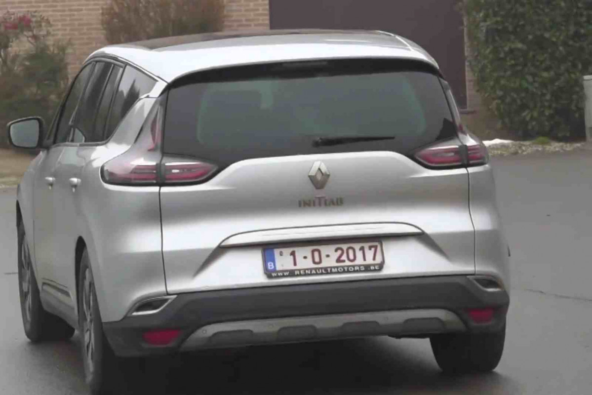 El coche donde viajaban Puigdemont y Junqueras