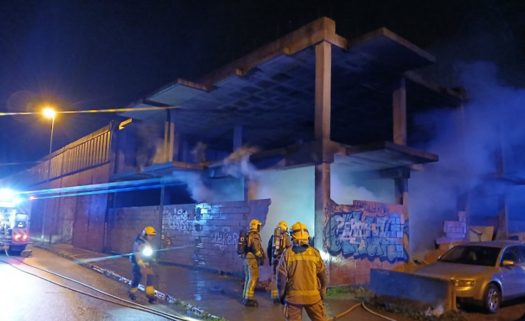 Susto en Figueres: los Bombers apagan un fuego en una barraca de madera