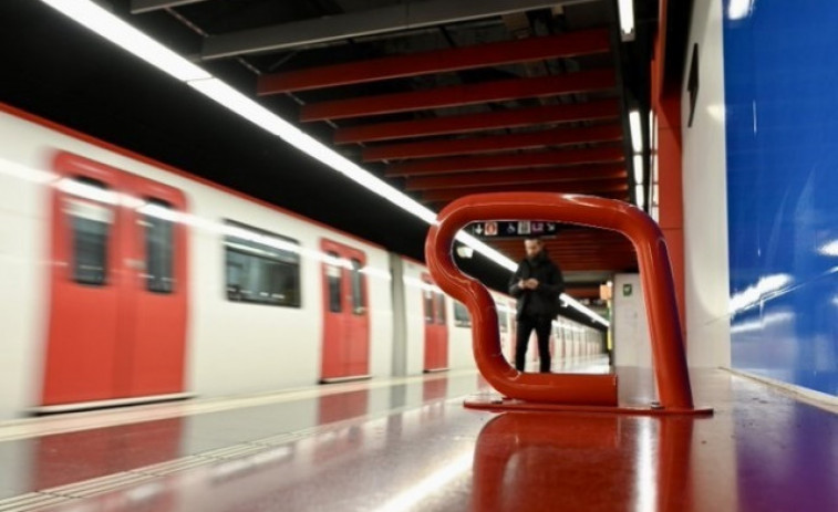 Detenido un joven por agredir a un vigilante de seguridad en el metro de Poblenou