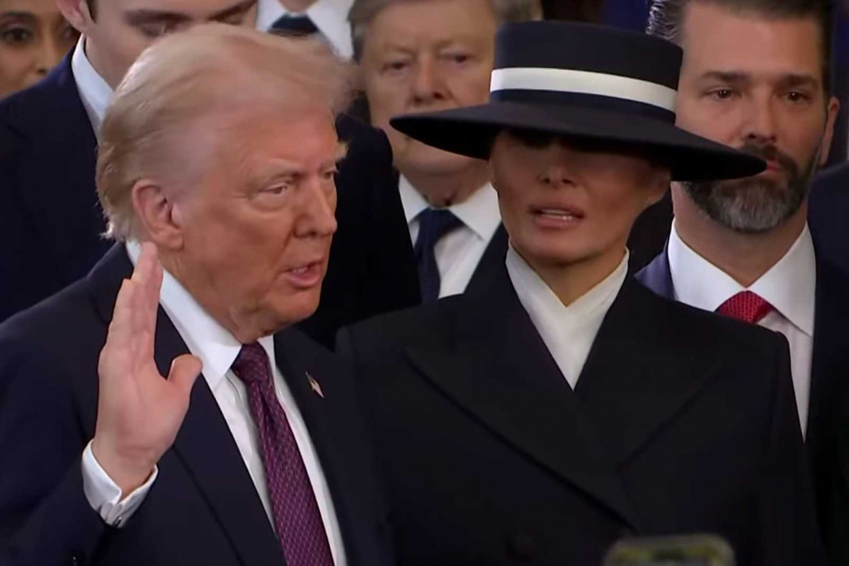 Donald Trump jurando el cargo junto a su mujer Melania Trump (1)