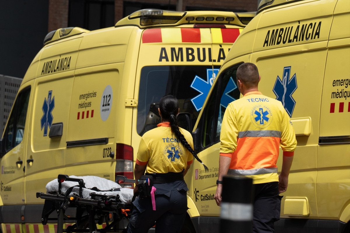 EuropaPress 6092900 sanitarios trabajan ambulancia 16 julio 2024 barcelona catalunya espana