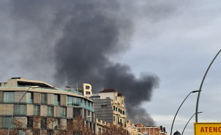 FOTO: Espectacular columna de humo por un incendio en un local del Eixample de Barcelona