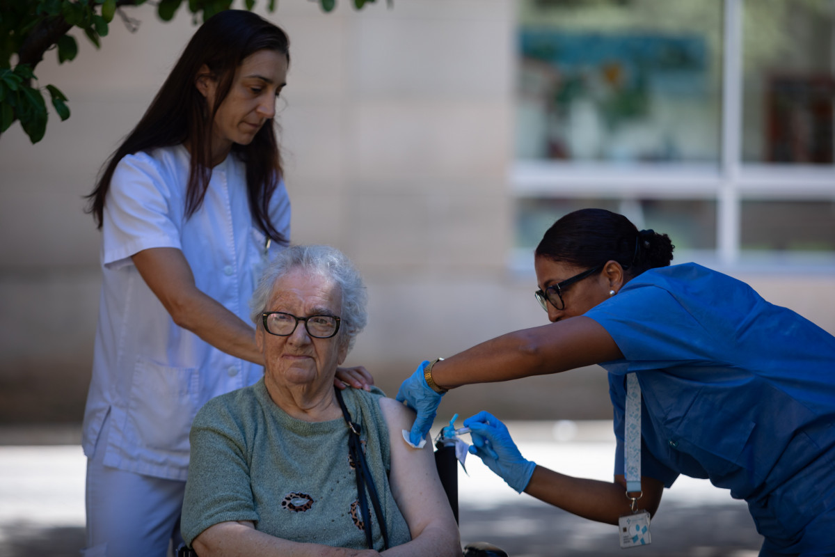 EuropaPress 5465166 mujer vacuna inicio campana vacunacion 26 septiembre 2023 lhospitalet