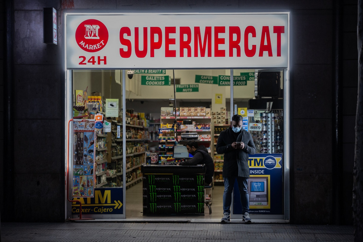 EuropaPress 2733131 hombre protegido mascarilla puerta supermercado 24 horas abierto primer dia