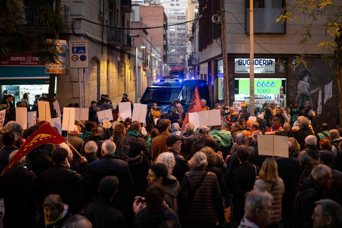 Unas 100 personas protestan ante la sede de Junts por el rechazo al decreto ómnibus   LORENA SOPENA   EUROPA PRESS