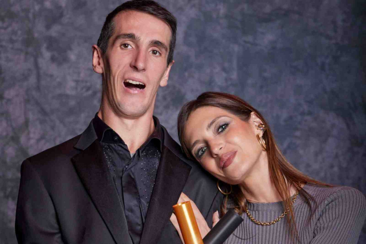 Álex Roca posando con Sara Carbonero tras recibir el premio