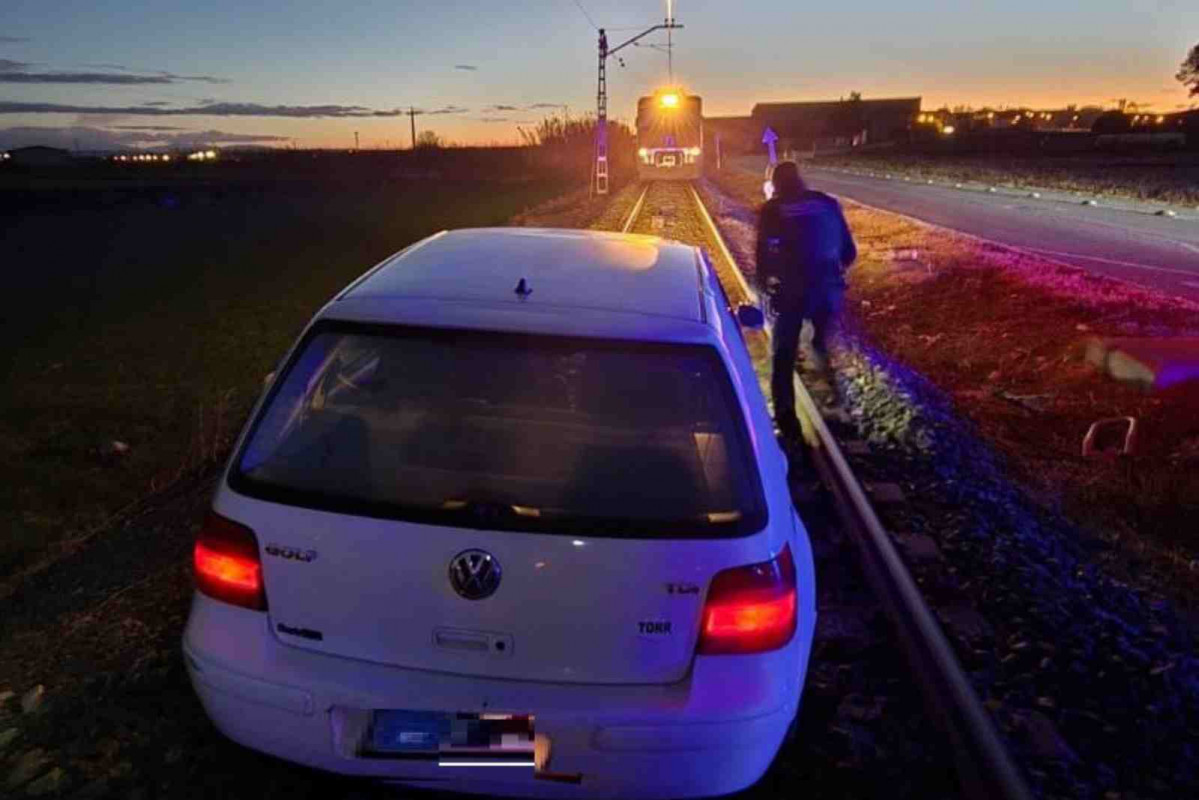 Conductor en las vías del tren en Golmés