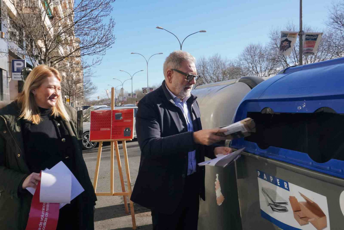 El alcalde de Lleida, Félix Larrosa, tirando residuos al contenedor azul