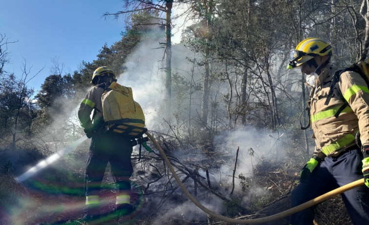 Un incendio de vegetación quema 0,5 hectáreas entre Sora (Barcelona) y Les Llosses (Girona)