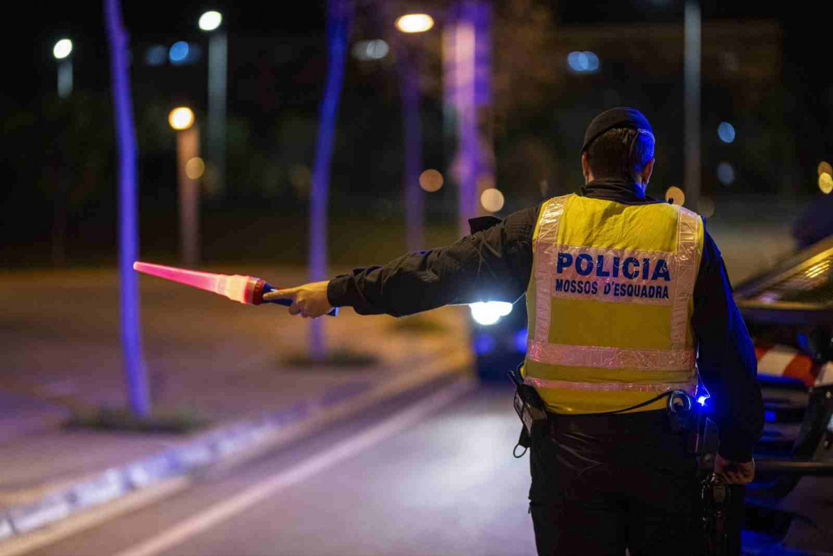 Recurso   Agente de Mossos d'Esquadra parando un coche