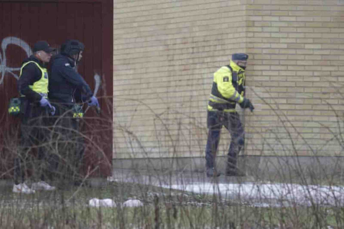 La policía sueca en el campus escolar de Suecia