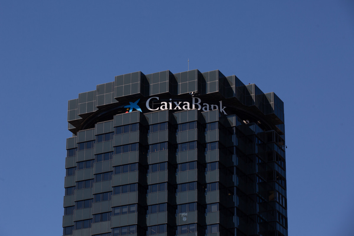 Archivo - Fachada de la sede de CaixaBank en la Avenida Diagonal de Barcelona.