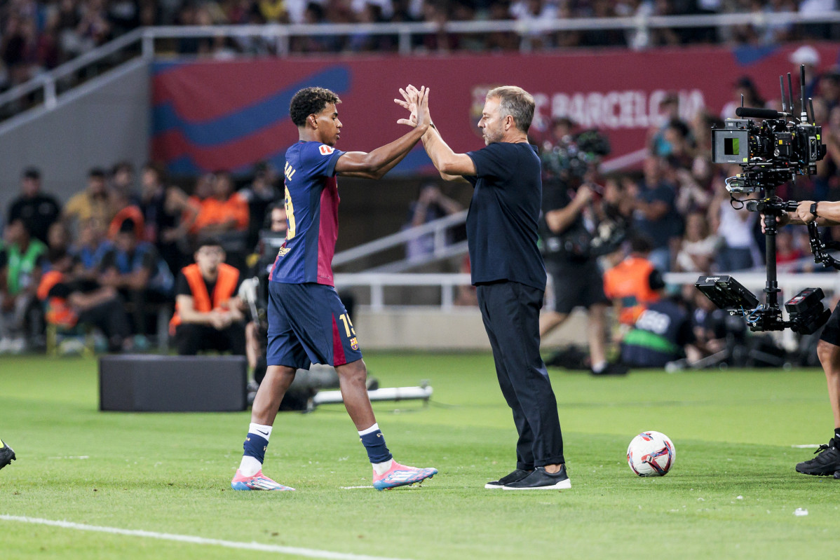 EuropaPress 6171369 lamine yamal of fc barcelona is congratulated by hansi flick head coach of