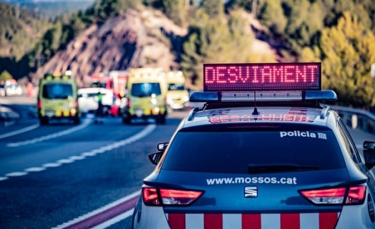 Tres heridos en un accidente entre un camión y un turismo en la AP-7 en Sant Gregori