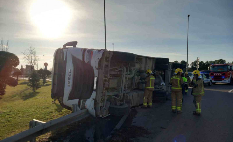 Un camión de cerdos vuelca en la N-240: Caos, animales muertos y tráfico colapsado