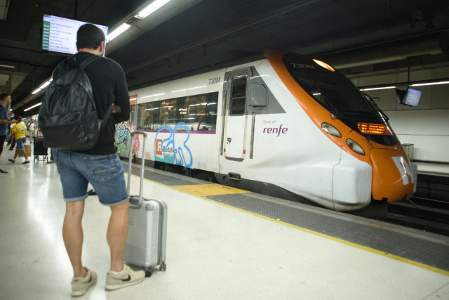 EuropaPress 6036322 pasajeros esperando trenes renfe rodalies 17 junio 2024 barcelona catalunya