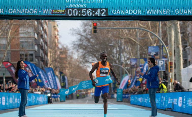 El ugandés Jacob Kiplimo bate el récord mundial de la media maratón en Barcelona